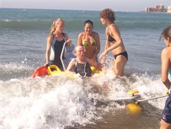 Pacientes y personal asistencial de Cudeca hacen una excursión a la Playa de Malapesquera